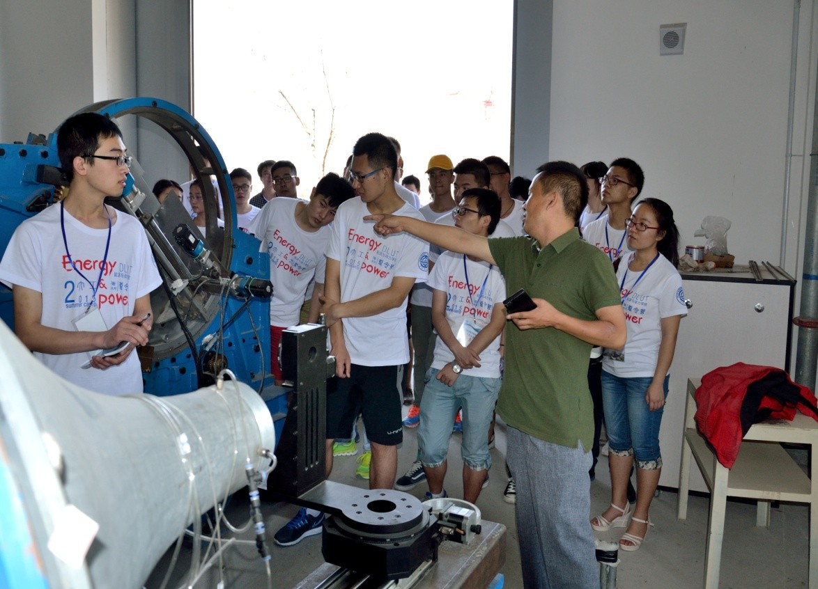 7月9日上午,全体营员在研究生会志愿者的带领下参观了核磁实验室,水合
